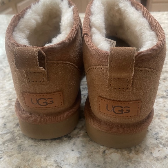UGG Classic Ultra Mini Size 7 - Picture 4 of 10